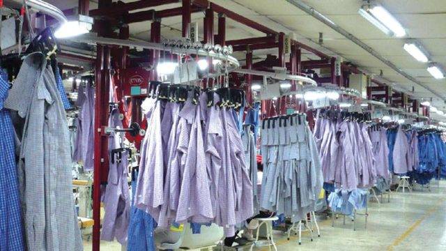 Garments hanging in a modular production set-up