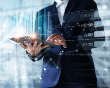 穿着西装在平板电脑上工作的男人